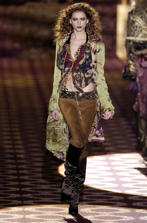 Groupie Style, 2004 Runway, Look Boho Chic, Style Moodboard, Runway Fashion Couture, Mode Chanel, Fashion Board, Runway Pictures, John Galliano