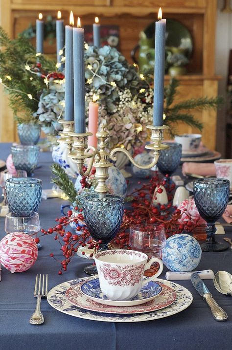 Blue Winter Tablescapes, Chinoiserie Christmas Tablescape, Blue Christmas Table Setting, 4th Of July Tablescapes, Christmas Table Decorations Ideas, Table Decorations Ideas, Blue Table Settings, Christmas Dining Table Decor, Miniature Ornaments