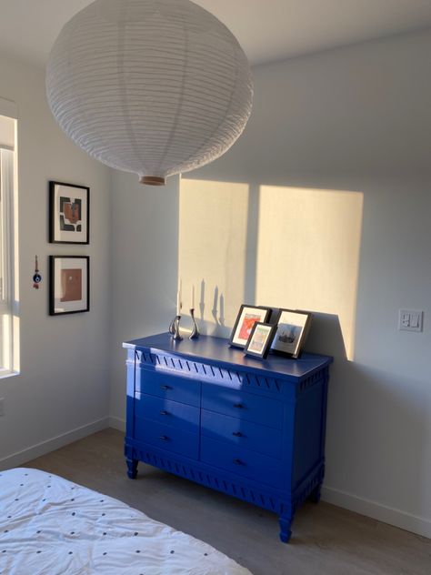 Scandinavian decor. Cobalt blue dresser. Cobalt Blue Accents Decor, Royal Blue Dresser, Blue Dresser Bedroom Ideas, Cobalt Blue Furniture, Cobalt Blue Art, Cobalt Blue Interior, Scandi Dresser, Electric Blue Bedroom, Cobalt Blue Room