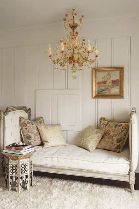 Antique Daybed Ideas, Bedroom Daybed Ideas, How To Decorate A Daybed, Bedrooms With Daybeds, White Living Rooms Ideas, Backless Daybed, Room With Daybed, Daybed Vintage, Daybed Decor