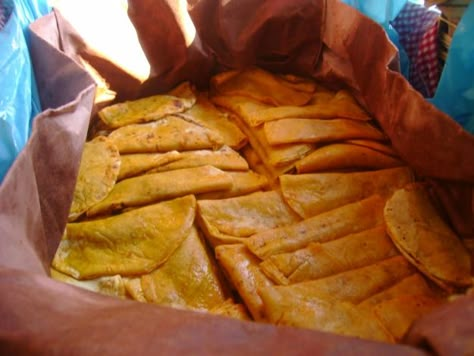 Los tacos de canasta o también conocidos como tacos sudados son tortillas de maíz rellenas con algún guisado, que se acomodan en una canasta para mantenerlos calientes. La canasta se cubre con un plástico grueso o un mantel de tela para conservar la temperatura y lograr que se humedezcan ligeramente Tacos Al Vapor, Real Mexican Food, Traditional Mexican Food, Mexico Food, Mexican Cooking, Hispanic Food, Latin Food, Mexican Food Recipes Authentic, Mexican Dishes