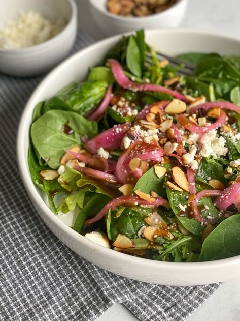 Salad With Pickled Onions, Homemade Balsamic Dressing, Fresh Green Salad, Balsamic Dressing Recipe, Red Onion Recipes, Pickled Onion, Salad With Balsamic Dressing, Spring Mix Salad, Side Salad Recipes