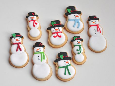 Snowmen Cookies, Christmas Sugar Cookies Decorated, Christmas Cookie Party, Christmas Cakes Easy, Miniature Snowman, Winter Cookies, Perfect Sugar Cookies, Cute Christmas Cookies, Christmas Cutouts