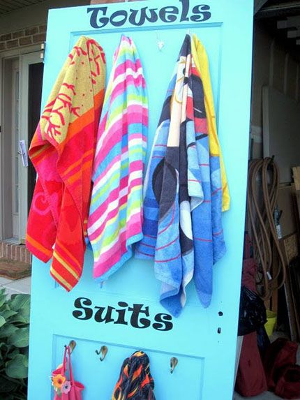 If I had a pool, or a beach house and a random extra door hanging around, I'd totally do this...I would use a screen door so air could circulate. Place hangers on wooden part of screen door Cottage Hacks, Vintage Doors Repurposed, Living Pool, Diy Swimsuit, Doors Repurposed, Diy Outdoor Decor, Pool Towel, Pool Decor, Pool Time