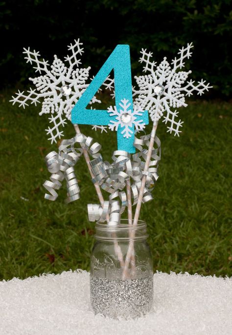 Frozen Birthday Party Winter Onederland Centerpiece Snowflake Wands Table Decoration Frozen Party Centerpieces, Schnee Party, Frozen 3rd Birthday, Lila Party, 4de Verjaardag, Frozen Bday Party, Frozen Themed Birthday Party, Elsa Birthday, Frozen Theme Party