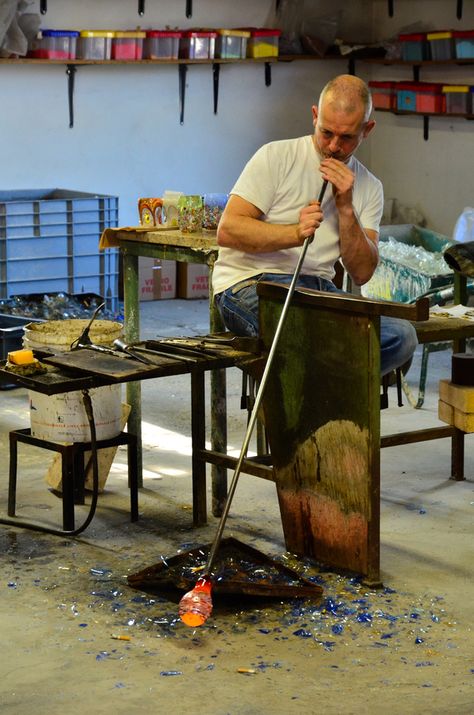 Glass-blowing Venetian artisan keeping an old tradition. Space Octopus, Paper Marbling, Verre Design, Italy Venice, Marbled Paper, Art Of Glass, Murano Italy, Murano Glass Chandelier, Marble Paper