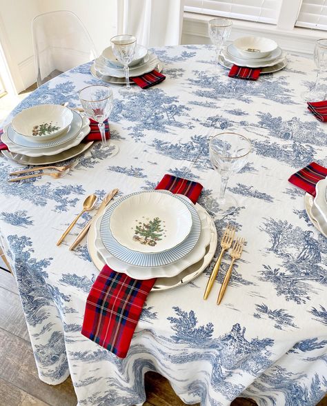 Blue Toile Christmas, Coastal Grandmother Christmas, Blue And White Christmas Table, Christmas Tablecloth Ideas, Christian Decorations, Toile Christmas, Christmas Toile, Blue Table Settings, Christmas Dining Table Decor