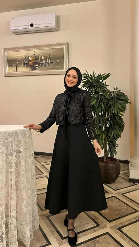 Black And White Dinner Outfit, White Dinner Outfit, Calm Night, Islamic Modest Fashion, Dinner Fits, Hijab Fits, Business Student, Dress Muslimah, Black Hijab