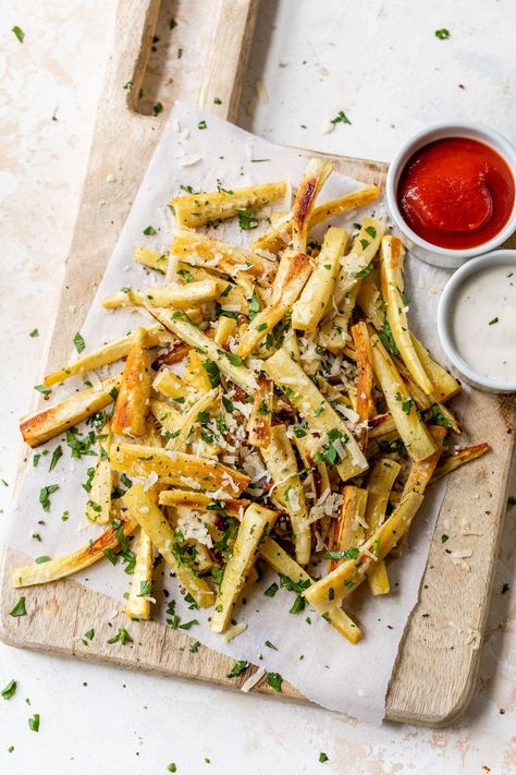 Cripsy parsnip fries baked in the oven offer a fresh alternative to sweet potato and traditional french fries. Delicious and healthy! Fries Healthy, Parsnip Fries, Baked Recipe, Healthy Homemade Snacks, Oven Baked Recipes, Healthy Eating Snacks, Quick Healthy Snacks, Baked Fries, Snacks To Make