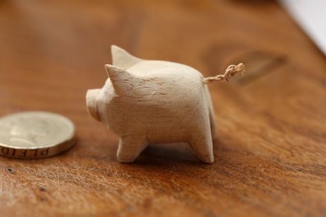 Art Sculpture En Bois, Whittling Projects, Simple Wood Carving, Pig Decor, Crafts Home, Hanging Mobile, Wood Carving Art, Home Decor Color, Wooden Animals