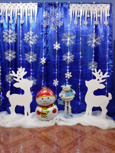 Christmas Backdrop For School, Christmas Stage Decorations, Christmas Card Tutorials, School Christmas Party, Winter Wonderland Decorations, Christmas Stage, Christmas Door Decoration, Frozen Christmas, Christmas Bulletin