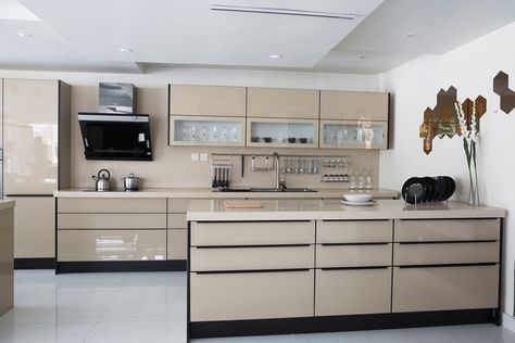 Polished tan modern kitchen with glass front cabinets, and white finish counter tops. Prefab Kitchen Cabinets, Dapur Kotor, Kitchen Design Modern Contemporary, Modern Konyhatervezés, Italian Kitchen Cabinets, Modern Kitchen Cupboards, Kitchen Cabinets Models, Kitchen Design Gallery, Beautiful Kitchen Cabinets