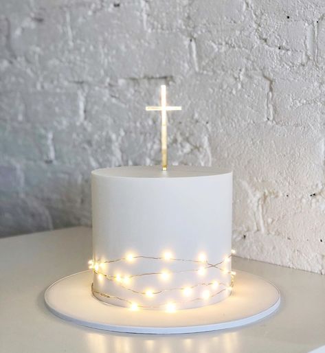 More fairy lights on cakes please ✨✨✨ ‘Light’ for Luca’s baptism last weekend. Just love the simplicity of this design.  Gold acrylic cross… Starry Cake, Magic Moments, Light Crafts, Sacramento, Fairy Lights, Twinkle Twinkle, Just Love, Jade, Candle Holders