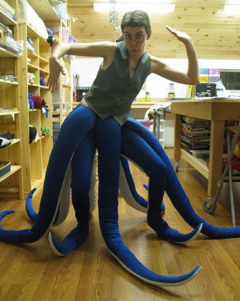 Finally!  That's how you blend your legs with the tentacles! Diy Ursula Costume, Merman Costume, Ursula Cosplay, Octopus Costume, Ursula Costume, Disney Dapper Day, Mermaid Parade, Clever Halloween Costumes, Jazz Costumes