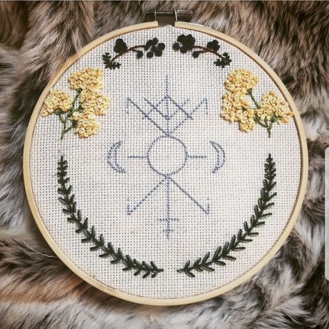 freyavvitch: “My first commissioned piece, for good health and good spirits. With rosemary, elderflowers, and juniper berries. ” Witchy Embroidery, Sewing Pillows Ideas, Embroidery Patterns Free Templates, Cross Stitch Boards, Juniper Berries, Folk Design, Cross Stitch Love, Baba Yaga, Embroidery Patterns Free