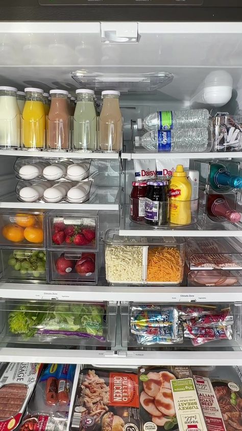 Healthy Fridge, House Organisation, Kitchen Organization Pantry, Future Apartment Decor, Kitchen Organisation, Refrigerator Organization, Apartment Organization, Fridge Organization, Apartment Decor Inspiration