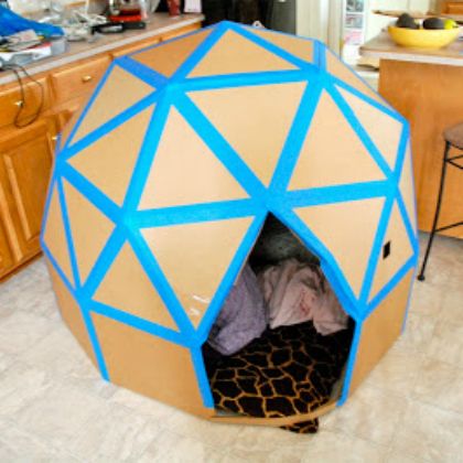 triangular fort Cardboard Castle, Koti Diy, Ideal Toys, Cardboard House, Diy Bricolage, Geodesic Dome, Diy Cardboard, Cardboard Crafts, Cardboard Box