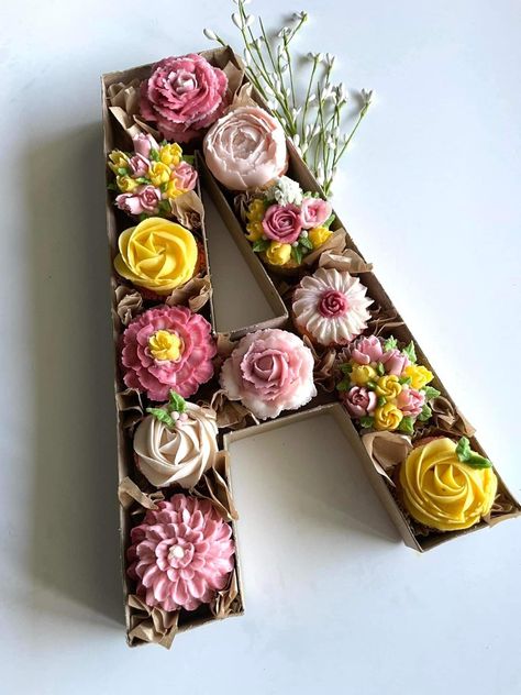 Cupcakes In Letter Boxes, Number Cupcakes For Boys, Cupcake Letter Boxes, Letter Cupcakes, Buttercream Flowers Tutorial, Cupcakes Flores, Cute Bakery, Cupcakes For Boys, Fancy Cupcakes