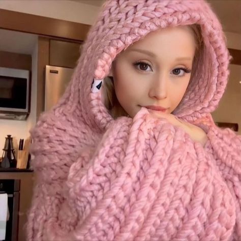 Ariana Grande Album, Ariana Grande Cute, Tiny Elephant, Ariana Grande Photos, Ariana Grande Pictures, Dara Kpop, Ariana G, Sweater Trends, Eternal Sunshine