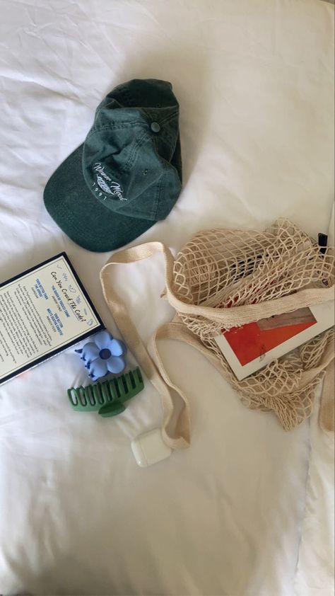 Net Bag Aesthetic, Green Cap Aesthetic, Beach Bag Essentials, Cap Girl, Green Cap, Beach Room, Net Bag, String Bag, Summer Goals