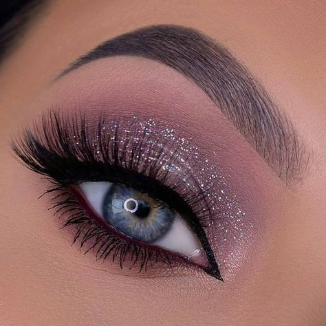 35 Color-rich Eye Makeup Designs for Women 2020 eyebrows, eye shadow, eyeliner, eye makeup, eye makeup trends 2020, eye makeup ideas Eyeliner Aesthetic, Pink Eyeliner, Eye Makeup Images, Eyeliner Color, Pretty Eye Makeup, Wedding Eye Makeup, Prom Eye Makeup, Drawing Eye, Purple Eye Makeup