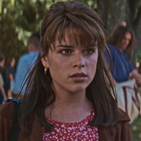 Sidney Prescott Hair, Sydney Prescott Costume, Sydney Prescott Outfit, Sydney Prescott, Scream Movie Poster, Sidney Prescott, Scream 1996, Scream Cast, Neve Campbell