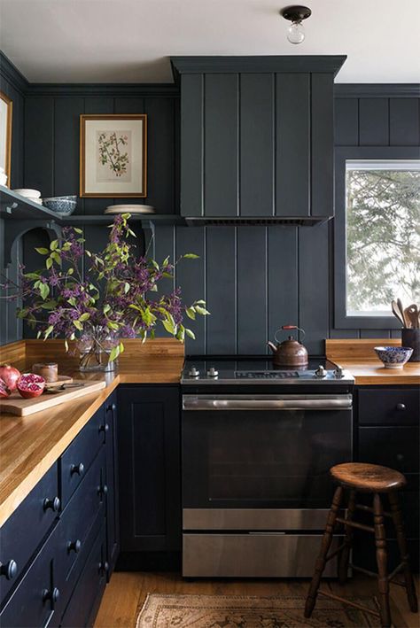 10 of the best design ideas for a small kitchen with big impact | Inspiration | Furniture And Choice Paint Dark Cabinets, Best Kitchen Paint Colors, Kitchen Cabinet Color Schemes, Popular Kitchen Colors, Серая Кухня, Elsie De Wolfe, Colorful Kitchen Decor, Kitchen Colour Schemes, Kitchen Paint Colors