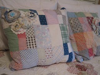 Shabby Quilt, Quilt Display, Old Quilts, Sewing Pillows, Linen Quilt, Antique Quilt, Antique Quilts, Quilt Stitching, Quilting Tips