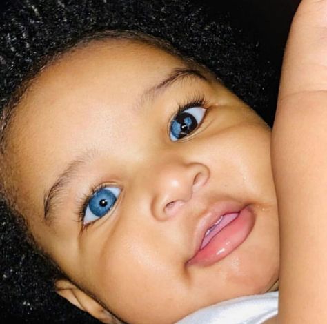 Curly Kids Hairstyles, Pretty Eyes Color, Heterochromia Eyes, Describe Him, Blasian Babies, Rare Eye Colors, Rare Eyes, Curly Kids, Blue Eyed Baby