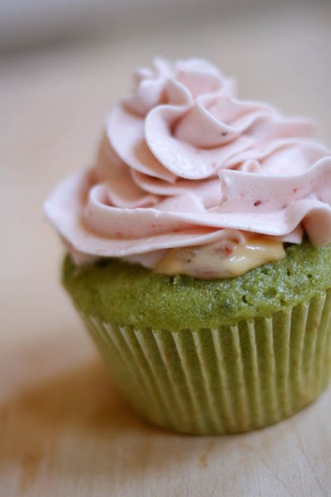 Green Tea and Strawberry Cupcakes with Custard Filling | Community Post: 20 Exciting Green Tea Recipes To Try Green Tea Cupcakes, Matcha Cupcakes, Tea Cupcakes, Matcha Green Tea Recipes, Green Tea Recipes, Matcha Recipe, Strawberry Buttercream, Strawberry Cupcakes, Köstliche Desserts