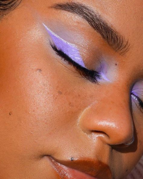 Lilac Eyeliner, Eyeshadow White Eyeliner, Lilac Eye Makeup, Graphic Eyeshadow, Lilac Eye, Vacation Makeup, Graphic Makeup, Graphic Eyeliner, White Eyeliner