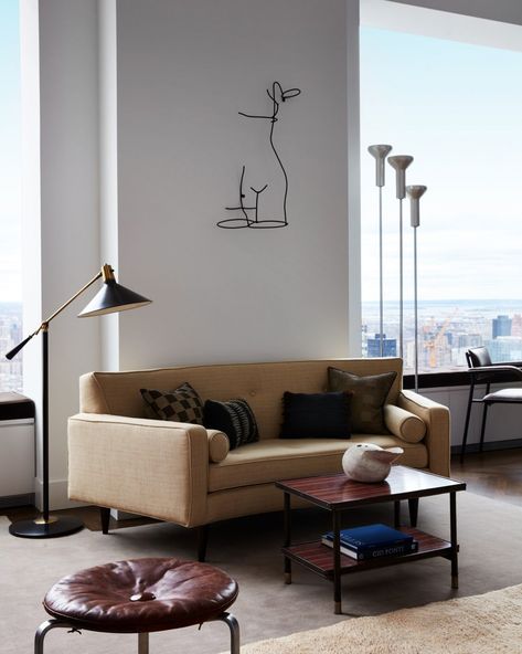 EXPLORE THIS MID-CENTURY APARTMENT IN PARK AVENUE TOWER #topinteriordesigners #trends #topinteriors #homedecor #design #homestyle #inspirationalinteriordesign #decoration #isaloni #salonedelmobile19 Reading Niche, Curved Settee, Mid Century Apartment, Park Avenue Apartment, New York Luxury, Edward Wormley, Contemporary Building, Design Salon, Luxury Interiors