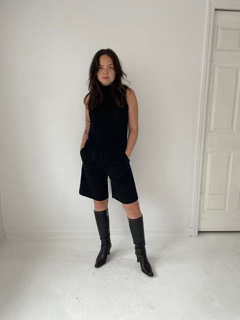 black chunky 90s mock neck sweater and tailored long shorts by #yansifugel Long Black Shorts Outfit, Long Black Shorts, Black Long Shorts, Tailored Shorts Outfit, Salmon Sweater, Slacks Outfit, Black Shorts Outfit, Williamsburg Brooklyn, Identity Crisis