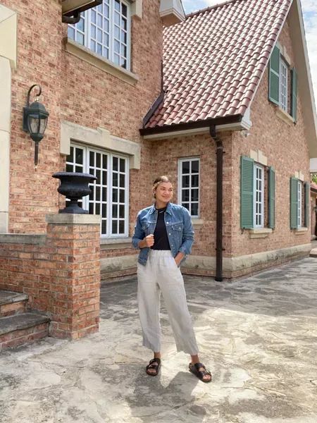 Beautiful spring Friday! Wearing cropped linen pants, a basic tee, buckle sandals, and a denim jacket for when it gets chilly #LTKunder100 #LTKstyletip #LTKFind Street Styl, Cropped Outfits, Crochet Hoodie, Linen Pant, Cropped Linen Pants, Linen Crops, Trendy Crochet, Modern Crochet, Buckle Sandals