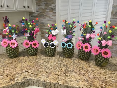 Hawian Theme Centerpieces, Dollar Tree Hawaiian Party Decorations, Luau Party Centerpieces Diy, Hawaiian Themed Centerpieces, Aloha Themed Party Ideas, Pineapple Centerpiece Ideas, Luau Centerpiece Ideas, Hawaiian Centerpiece Ideas, Hawaiian Table Decorations