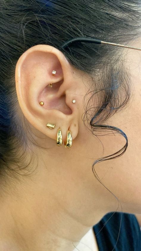 Flat Tragus Piercing, Ear Tragus Piercing, Tragus Piercing Aesthetic, Tragus Tattoo, Surface Tragus Piercing, Piercing Placement, Surface Tragus, Piercings Tragus, Earring Stacks