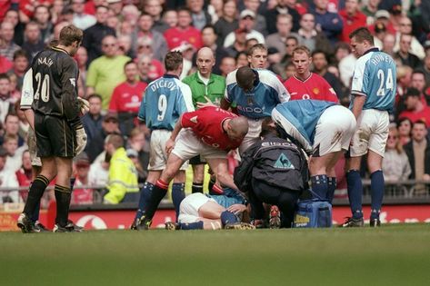 "If you're going out tonight, be careful" - Roy Keane's warning to Manchester United teammate after silent car journey - Manchester Evening News Manchester Derby, Bobby Charlton, Roy Keane, Eric Cantona, Manchester United Fans, Soccer Stadium, Sir Alex Ferguson, West Bromwich, World News Today