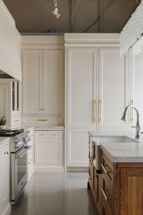 SHOWROOM CREAM KITCHEN - THE CABINET GALLERY Inset Kitchen Cabinets, Cream Kitchen Cabinets, Taupe Kitchen, Armac Martin, تصميم الطاولة, Kitchen Suite, Cream Kitchen, Beige Kitchen, Timeless Kitchen