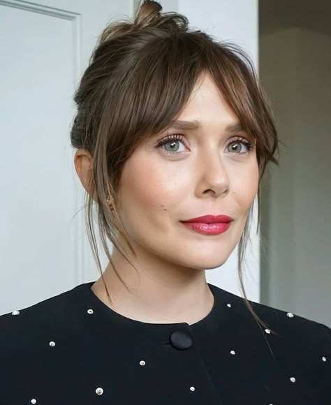 Bottleneck Bangs, Natural Summer Makeup, Bi Panic, Mtv Awards, Lizzie Olsen, Elizabeth Olsen Scarlet Witch, Summer Makeup Looks, Chanel Beauty, Long Hair With Bangs