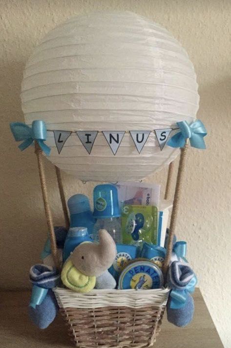 Idee Babyshower, Baby Shower Baskets, Baby Shower Gift Basket, Cadeau Baby Shower, Diy Baby Shower Gifts, Balloon Gift, Unique Baby Shower Gifts, Shower Bebe, Baby Gift Basket