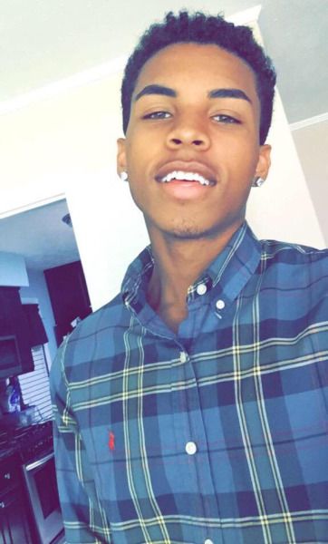 Darrin Jones, Hip Hop Playlist, Taytum And Oakley, Light Skin Men, Dark Skin Boys, Cute Black Guys, Google Co, Attractive Guys