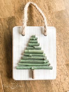 Twig Christmas Tree, Twig Crafts, Twig Art, Twig Tree, Christmas Tree Crafts, Christmas Projects Diy, Christmas Wood Crafts, Christmas Tree Ideas, Wooden Christmas Trees