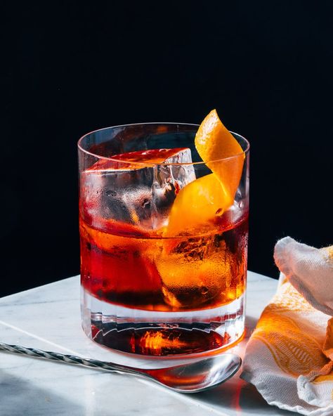 Negroni Drink, Negroni Sbagliato Recipe, Girls Night Drinks Cocktails, Negroni Sbagliato Cocktail Recipes, Grapefruit Negroni, Classic Negroni, Negroni Cocktail, Girls Night Drinks, Vermouth Cocktail