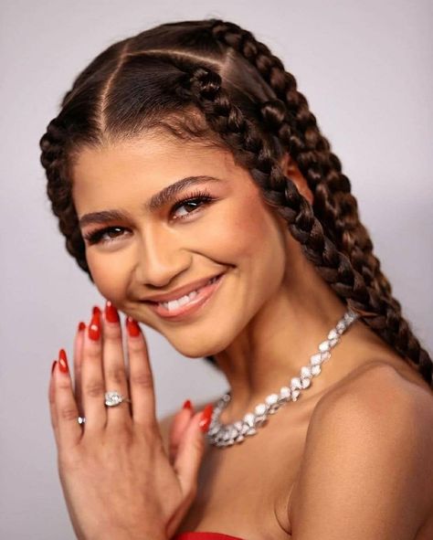 Aprés Nail Official on Instagram: “🔥 Zendaya looking absolutely stunning with this HOT RED look!! ​ ​Wearing: Natural Round Medium Aprés Gel-X™ Tips by @simplysara._…” Supermodel Iman, Sleek Braid, Cfda Fashion Awards, Zendaya Style, Cfda Awards, Streetwear Chic, Velvet Mini Skirt, Nude Makeup, Zendaya Coleman