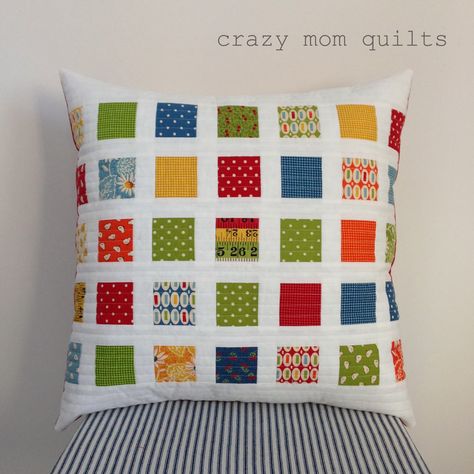 crazy mom quilts: contact print pillow (a tutorial) using mini charm pack of Potluck by American Jane for Moda. Love the primary colors! Quilted Pillow Covers, Sewing Cushions, Pillow Inspiration, Crazy Mom, Patchwork Cushion, Pretty Pillow, Patchwork Pillow, Sewing Pillows, Patch Quilt