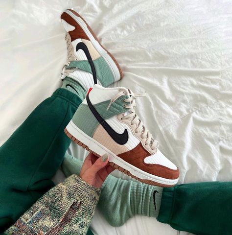 Nike Sb Shoes, Jordan Shoes For Women, Cheap Jordan Shoes, Retro Basketball Shoes, Trendy Shoes Sneakers, Nike Shoes Jordans, Adidas Shoes Women, Cute Nike Shoes, Nike Dunk High