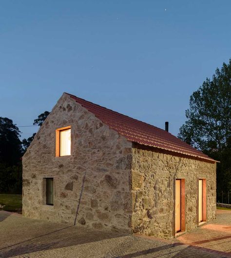 How to Build a Modern 1 Story Stone House with Attic • 333+ Images • [ArtFacade] Small Stone House, Cozy Small Bedrooms, Stone Building, Rural Architecture, Story Stone, Stone Masonry, Stone Cottage, Old Stone, Stone Houses