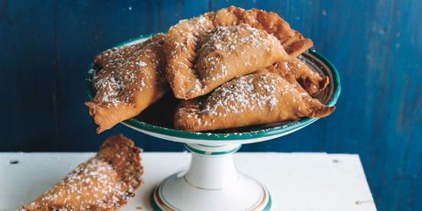 These handheld, crescent-shaped, fruit-filled pastries, long popular in the mountain South, are found at church picnics, crossroads country stores, and, if you are incredibly blessed, in your favorite aunt's hot cast-iron skillet. The fat half-moons of crisp, chewy dough ooze with spiced stewed dried apples. The other traditional filling is dried peaches. Edna Lewis Recipes, Edna Lewis, Foxy Folksy, Fried Apple Pies, Fried Apple, Grandbaby Cakes, Dried Peaches, Best Apple Pie, Fried Pies