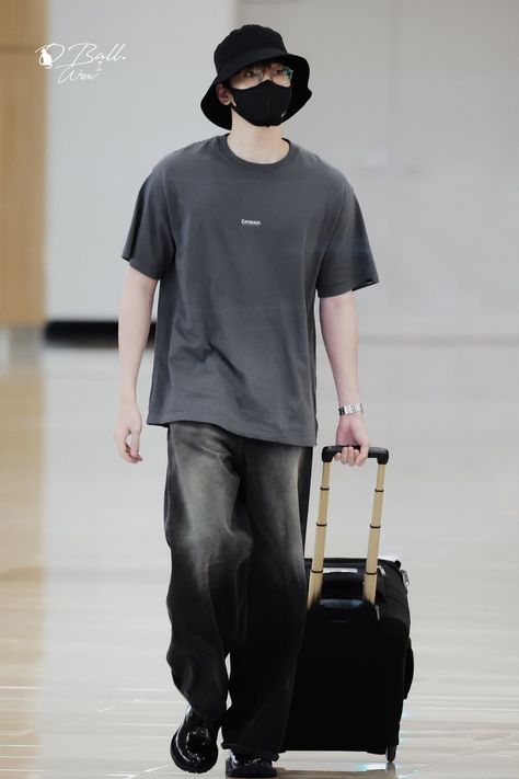 Wonwoo Airport Fashion, Wonwoo Airport, Seventeen Wonwoo, Music Mood, Airport Fashion, Airport Style, Kpop Fashion, Seventeen, On Twitter