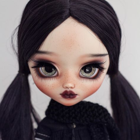 Halloween Blythe Dolls, Pullip Custom, Doll Face Paint, Toys Design, Art Toys Design, Emily The Strange, Pretty Halloween, Blythe Custom, Halloween Doll